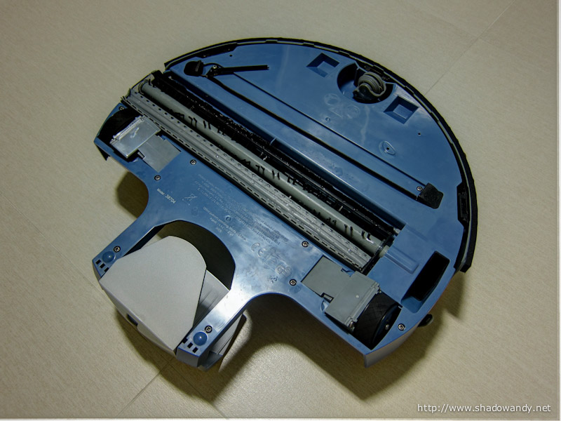 Scooba 380 - Underneath the machine are the brushes and squeegee
